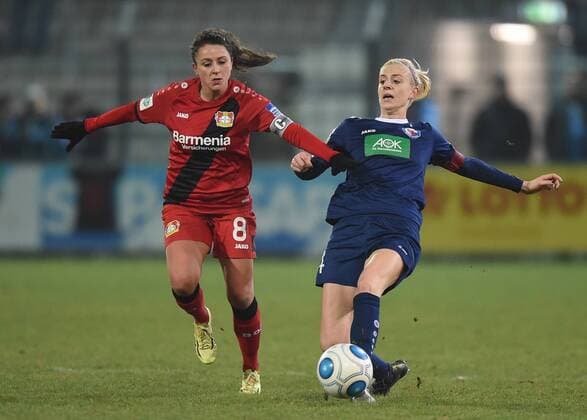 Fussball, Frauen, 1. Bundesliga, Saison 2016 17 (9. Spieltag), 1. FFC Turbine Potsdam - Bayer 04 Leverkusen, Ramona Petzelberger (Nr. 8, Bayer 04 Leverkusen), Johanna Elsig (Nr. 4, 1. FFC Turbine Potsdam), 14.12.16,