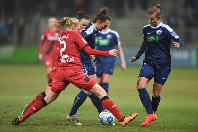 Fussball, Frauen, 1. Bundesliga, Saison 2016 17 (9. Spieltag), 1. FFC Turbine Potsdam - Bayer 04 Leverkusen, Frederike Kempe (Nr. 2, Bayer 04 Leverkusen), Lidija Kulis (Nr. 23, 1. FFC Turbine Potsdam), Anna Gasper (Nr. 7, 1. FFC Turbine Potsdam), 14.12.16,