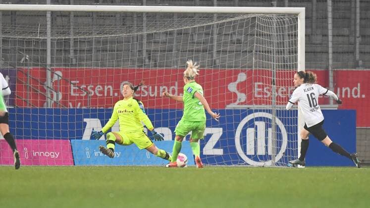 Lisa Weiß (SGS Essen) (1) wird von Zsabett Jakabfi (VFL Wolfsburg) (3) zum 0:2 überwunden, Fussball, Allianz Frauen-Bundesliga, SGS Essen - VFL Wolfsburg, xmkx