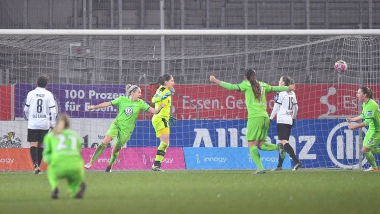 Jubel, Freuen, celebrate, happy, cheer , Goal Celebration VFL Wolfsburg 0:2 Zsabett Jakabfi (VFL Wolfsburg) (3)Sara Björk Gunnarsdottir (VFL Wolfsburg) (7), Fussball, Allianz Frauen-Bundesliga, SGS Essen - VFL Wolfsburg, xmkx