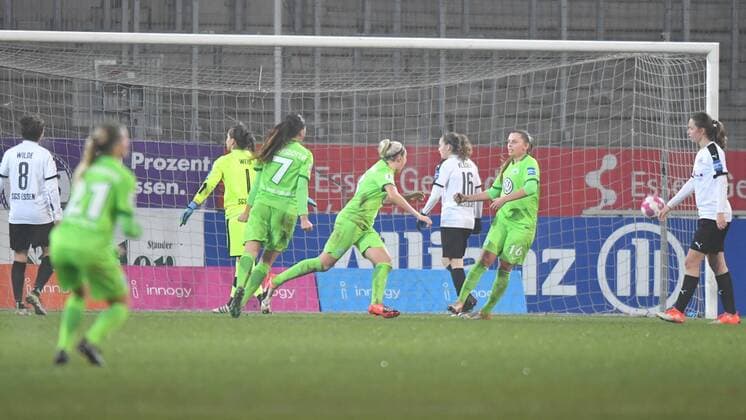 Jubel, Freuen, celebrate, happy, cheer , Goal Celebration VFL Wolfsburg 0:2 Zsabett Jakabfi (VFL Wolfsburg) (3)Sara Björk Gunnarsdottir (VFL Wolfsburg) (7), Fussball, Allianz Frauen-Bundesliga, SGS Essen - VFL Wolfsburg, xmkx
