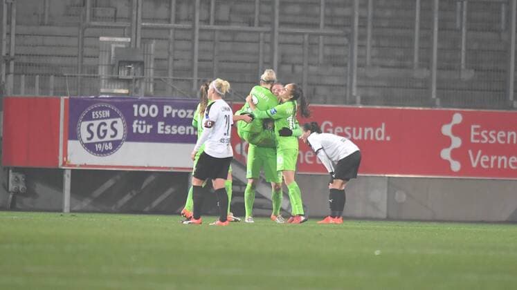 Jubel, Freuen, celebrate, happy, cheer , Goal Celebration VFL Wolfsburg 0:2, Fussball, Allianz Frauen-Bundesliga, SGS Essen - VFL Wolfsburg, xmkx