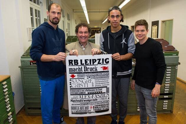Bilder des Tages - SPORT RB-Spieler machen Druck ... - Fussball trifft Typographie im Museum für Druckkunst Leipzig Initiiert und organisiert wurde dieser Kultur- und Kunstabend von Dr. Susanne Richter, der Direktorin des Museums, und dem Schweizer Künstler und Kulturvermittler Beat Toniolo. im Bild: Torwart Fabio Coltorti, Beat Toniolo (Künstler), Yussuf Poulsen und RB Kapitän Dominik Kaiser