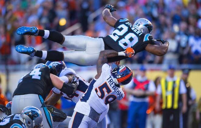 AIR PANTHERS : February 7, 2016 - Santa Clara, California, U.S. - Carolina Panthers running back JONATHAN STEWART (28) goes high over Denver Broncos inside linebacker DANNY TREVATHAN (59) for a touchdown in the second quarter in Super Bowl 50 at Levi s Stadium. NFL American Football Herren USA 16: SUPER BOWL 50: THE GAME - ZUMAs76_ 20160207_zaf_s76_031