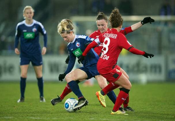 Fussball Frauen 1.Bundesliga 14.12.2016 Potsdam Karl Liebknecht Stadion 1 FFC Turbine Potsdam geg Bayer 04 Leverkusen 1 : 0 Elise KELLOND KNIGHT 6 Turbine Ramona PETZELBERGER 8 Leverkusen Marina HEGERING 17 Leverkusen