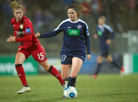 Fussball Frauen 1.Bundesliga 14.12.2016 Potsdam Karl Liebknecht Stadion 1 FFC Turbine Potsdam geg Bayer 04 Leverkusen 1 : 0 Rebecca KNAAK 15 Leverkusen geg Sarah ZADRAZIL 27 Turbine