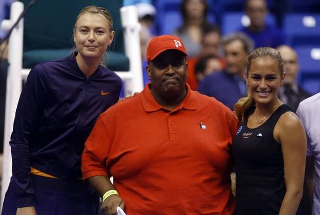 (L-R) Russian Maria Sharapova, Denis Díaz and Mónica Puig, pose before their invitational match in San Juan, Puerto Rico, 15 December 2016. Maria Sharapova vs. Monica Puig !ACHTUNG: NUR REDAKTIONELLE NUTZUNG!  PTO17 20161216-636174567135181146