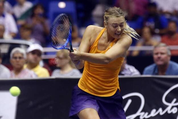 Russian Maria Sharapova returns a ball against Puertorrican Tennis Player Monica Puig, during an invitational match in San Juan, Puerto Rico, 15 December 2016. Maria Sharapova vs. Monica Puig !ACHTUNG: NUR REDAKTIONELLE NUTZUNG!  PTO26 20161216-636174580406126857