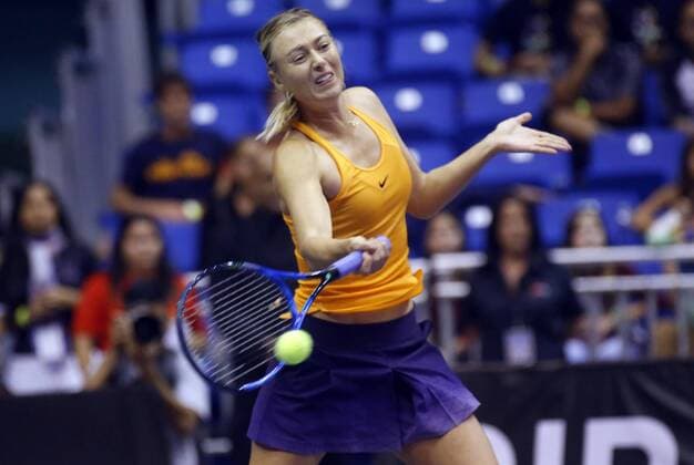 Russian Maria Sharapova returns a ball against Puertorrican Tennis Player Monica Puig, during an invitational match in San Juan, Puerto Rico, 15 December 2016. Maria Sharapova vs. Monica Puig !ACHTUNG: NUR REDAKTIONELLE NUTZUNG!  PTO25 20161216-636174581026538857