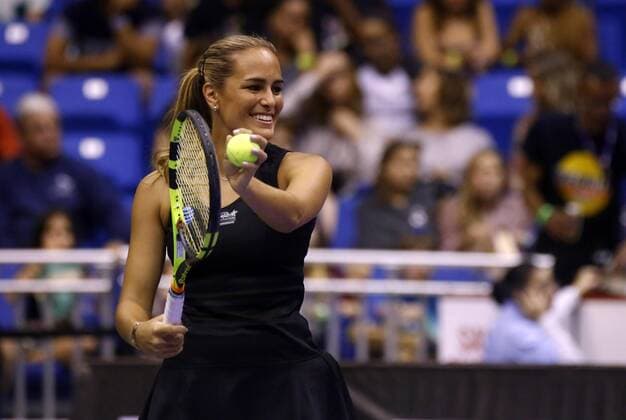 Puertorrican Tennis Player Monica Puig serves a ball during an invitational match against Russian Maria Sharapova in San Juan, Puerto Rico, 15 December 2016. Maria Sharapova vs. Monica Puig !ACHTUNG: NUR REDAKTIONELLE NUTZUNG!  PTO36 20161216-636174583130354857