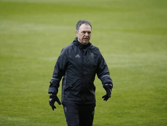 Fußball, CA Osasuna Training Osasuna s Spanish head coach, Joaquin Caparros, observes his players during a team s training session at El Sadar stadium in Pamplona, northern Spain, 16 December 2016. Osasuna will face Deportivo in a Spanish Primera Division soccer match the upcoming 18 December. EFE Jesus Diges OSASUNA TRAINING SESSION !ACHTUNG: NUR REDAKTIONELLE NUTZUNG!  GRA170 20161216-636175002395273244