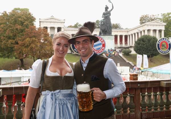 Philipp Lahm mit Frau Claudia beim Oktoberfest Besuch des FC Bayern Muenchen am 2.10.2016 auf der Theresienwiese in München. Philipp Lahm mit Frau Claudia beim Oktoberfest Besuch des FC Bayern Muenchen am 2.10.2016 auf der Theresienwiese in München.
