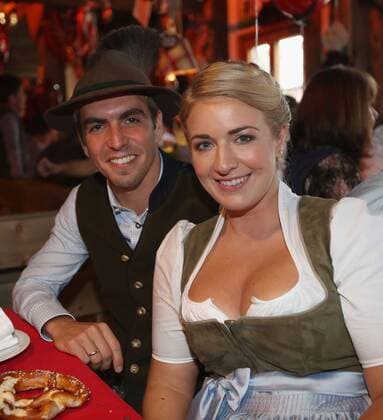 Philipp Lahm mit Frau Claudia beim Oktoberfest Besuch des FC Bayern Muenchen am 2.10.2016 auf der Theresienwiese in München. Philipp Lahm mit Frau Claudia beim Oktoberfest Besuch des FC Bayern Muenchen am 2.10.2016 auf der Theresienwiese in München.