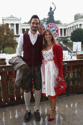Mats Hummels mit Cathy Fischer beim Oktoberfest Besuch des FC Bayern Muenchen am 2.10.2016 auf der Theresienwiese in München. Mats Hummels mit Cathy Fischer beim Oktoberfest Besuch des FC Bayern Muenchen am 2.10.2016 auf der Theresienwiese in München.