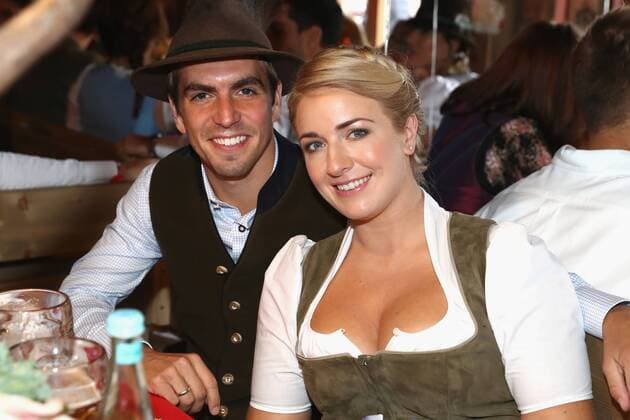 Philipp Lahm mit Frau Claudia beim Oktoberfest Besuch des FC Bayern Muenchen am 2.10.2016 auf der Theresienwiese in München. Philipp Lahm mit Frau Claudia beim Oktoberfest Besuch des FC Bayern Muenchen am 2.10.2016 auf der Theresienwiese in München.