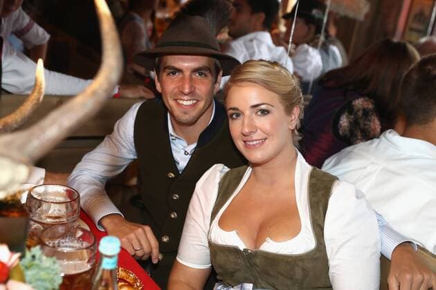 Philipp Lahm mit Frau Claudia beim Oktoberfest Besuch des FC Bayern Muenchen am 2.10.2016 auf der Theresienwiese in München. Philipp Lahm mit Frau Claudia beim Oktoberfest Besuch des FC Bayern Muenchen am 2.10.2016 auf der Theresienwiese in München.