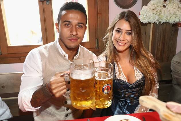 Thiago mit Frau Julia Vigas beim Oktoberfest Besuch des FC Bayern Muenchen am 2.10.2016 auf der Theresienwiese in München. Thiago mit Frau Julia Vigas beim Oktoberfest Besuch des FC Bayern Muenchen am 2.10.2016 auf der Theresienwiese in München.