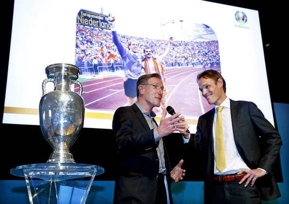 Fußball, UEFA präsentiert Amsterdam als eine Gastgeberstadt der EURO 2020 Hans van Breukelen wordt geinterviewd door Bas Ticheler bij de presentatie van het logo van Euro 2020 Foto ; ;Pim Ras 2016 2017 xVIxxIVx 6773281