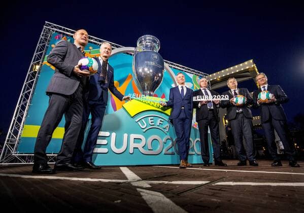Fußball, UEFA präsentiert Amsterdam als eine Gastgeberstadt der EURO 2020 Presentatie logo Euro 2020 Michael van Praag poseert op de Magere Brug met burgemeester van der Laan en UEFA-gedelegeerde Giorgio Marchetti voor de onthulling van het Logo. Links Bert van Oostveen en Henk Markerink van de Arena Foto ; Pim Ras 2016 2017 xVIxxIVx 6773285
