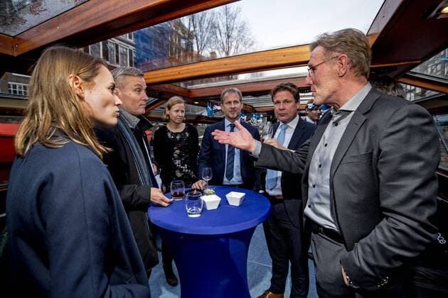 Fußball, UEFA präsentiert Amsterdam als eine Gastgeberstadt der EURO 2020 Hans van Breukelen in discussie op de rondvaartboot bij de presentatie van het Euro 2020 Logo Foito ; Pim Ras 2016 2017 xVIxxIVx 6773286