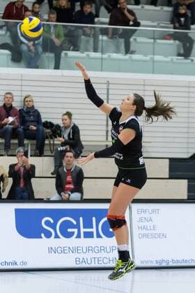 Nicole Walch (Köpenicker SC, 1) bei der Angabe, Volleyball, Volleyball-Bundesliga Frauen, Schwarz-Weiß Erfurt - Köpenicker SC, xprx