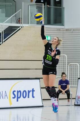 Nele Iwohn (Köpenicker SC, 15) bei der Angabe, Volleyball, Volleyball-Bundesliga Frauen, Schwarz-Weiß Erfurt - Köpenicker SC, xprx