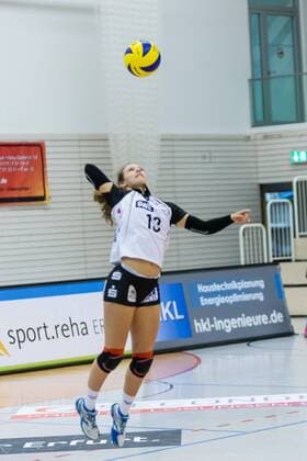 Marie Belitz (Schwarz-Weiß Erfurt, 13) bei der Angabe, Volleyball, Volleyball-Bundesliga Frauen, Schwarz-Weiß Erfurt - Köpenicker SC, xprx
