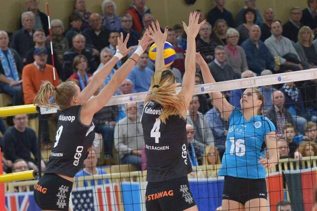 17.12.2016, xtkx, Volleyball 1.Bundesliga Damen, VC Wiesbaden - Ladies in Black Aachen, emspor, v.l. Nika Daalderop (Ladies in Black) , Anna Kalinovskaya (Ladies in Black) , Delainey Aigner Sweesey (VC Wiesbaden) , Wiesbaden