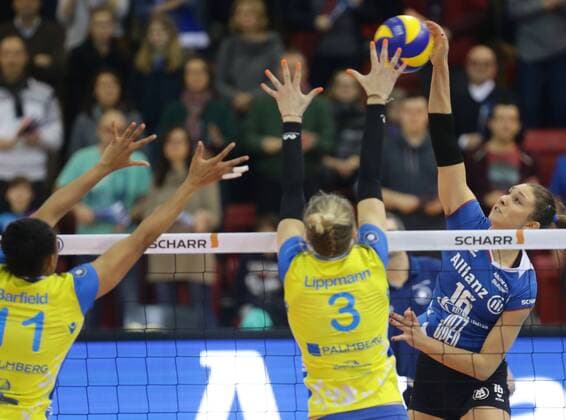 Stuttgart , Volleyball Bundesliga Allianz MTV Stuttgart vs. SSC Palmberg Schwerin , rechts: Michaela Mleijnkova ( Allianz )