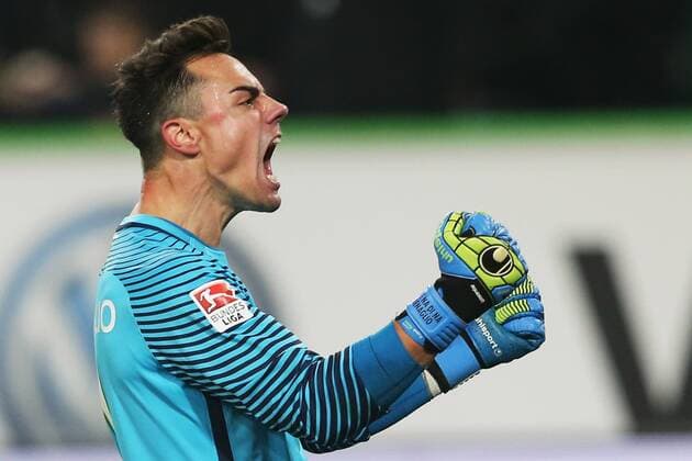 Bilder des Tages - SPORT 17.12.2016, xtvx, Fussball 1.Bundesliga,VfL Wolfsburg - Eintracht Frankfurt, emspor , v.l. nach dem Spiel, after the match Torwart Diego Benaglio (VfL Wolfsburg) Jubel Wolfsburg oz
