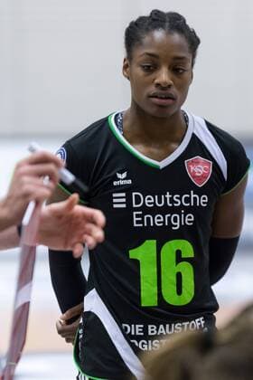 Nuria Lopes da Silva (Köpenicker SC, 16) während der Auszeit-Besprechung, Porträt, Volleyball, Volleyball-Bundesliga Frauen, Schwarz-Weiß Erfurt - Köpenicker SC, xprx
