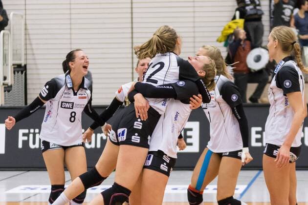 Jubel, celebration über den gewonnen Satz, Teamkreis, Mannschaftskreis, Motivation, Volleyball, Volleyball-Bundesliga Frauen, Schwarz-Weiß Erfurt - Köpenicker SC, xprx