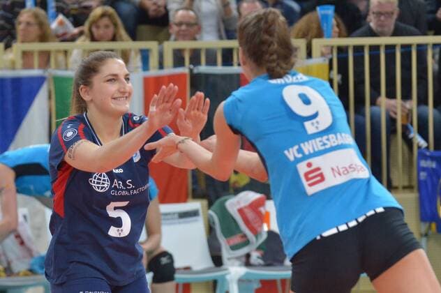 17.12.2016, xtkx, Volleyball 1.Bundesliga Damen, VC Wiesbaden - Ladies in Black Aachen, emspor, v.l. Alyssa Longo (VCW), Dora Grozer (VC Wiesbaden) , Wiesbaden