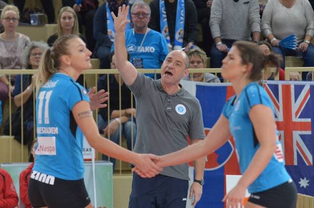 17.12.2016, xtkx, Volleyball 1.Bundesliga Damen, VC Wiesbaden - Ladies in Black Aachen, emspor, v.l. Dirk Gross (VCW), Wiesbaden