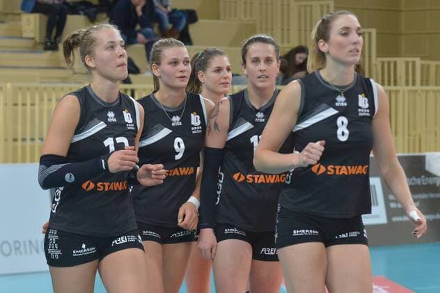 17.12.2016, xtkx, Volleyball 1.Bundesliga Damen, VC Wiesbaden - Ladies in Black Aachen, emspor, v.l. Femke Stoltenborg (Ladies in Black) , Nika Daalderop (Ladies in Black) , ib13 , Jeanine Stoeten (Ladies in Black) , Wiesbaden