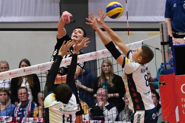 GER,VBL, SVG Lueneburg vs Netzhoppers KW-Bestensee 17.12.2016, Gellersenhalle, Lueneburg, GER, VBL, SVG Lueneburg vs Netzhoppers KW-Bestensee im Bild Michel Schlien (Lueneburg 14) und Adam Kocian (Lueneburg 08) versuchen sich gegen Theo Timmermann (Netzhoppers 11) durchzusetzen nordphoto xWitke
