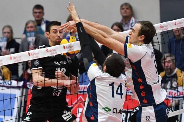 GER,VBL, SVG Lueneburg vs Netzhoppers KW-Bestensee 17.12.2016, Gellersenhalle, Lueneburg, GER, VBL, SVG Lueneburg vs Netzhoppers KW-Bestensee im Bild Michel Schlien (Lueneburg 14) und Eric Fitterer (Lueneburg 09) versuchen sich gegen Daniel Heinecke (Netzhoppers 12) durchzusetzen nordphoto xWitke