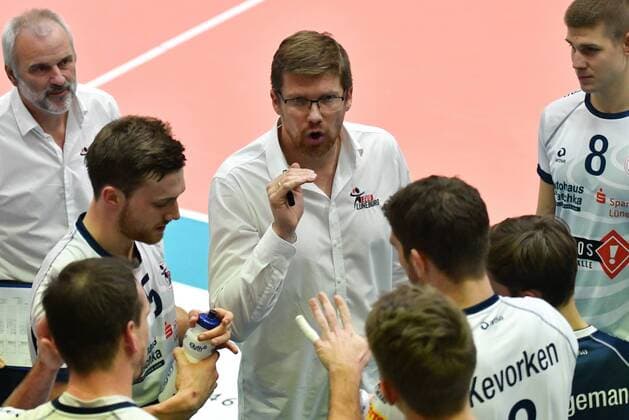GER,VBL, SVG Lueneburg vs Netzhoppers KW-Bestensee 17.12.2016, Gellersenhalle, Lueneburg, GER, VBL, SVG Lueneburg vs Netzhoppers KW-Bestensee im Bild Trainer Stefan Huebner (Hübner Lueneburg ) redet mit der Mannschaft nordphoto xWitke