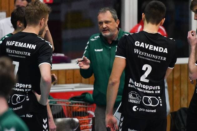 GER,VBL, SVG Lueneburg vs Netzhoppers KW-Bestensee 17.12.2016, Gellersenhalle, Lueneburg, GER, VBL, SVG Lueneburg vs Netzhoppers KW-Bestensee im Bild Trainer Mirko Culic (Netzhoppers) spricht mit seiner Mannschaft nordphoto xWitke