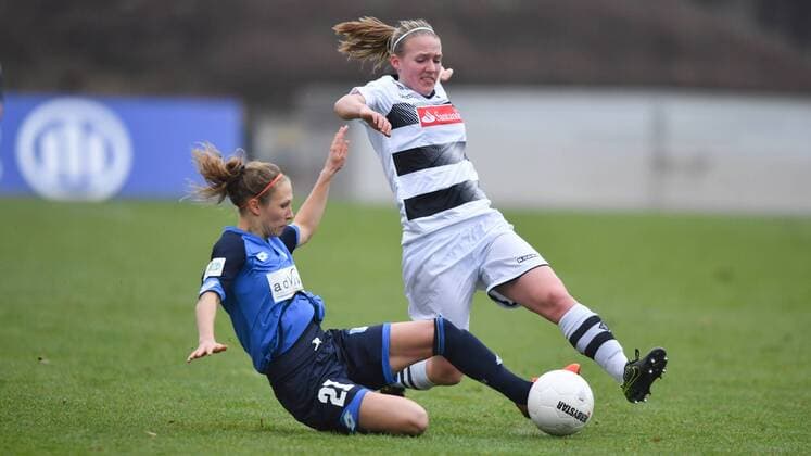 Leonie Pankratz (TSG 1899 Hoffenheim) (21) klärt vor Julia Koj (Borussia Mönchengladbach) (2), Fussball, Allianz Frauen-Bundesliga, Borussia Mönchengladbach - TSG 1899 Hoffenheim, xmkx