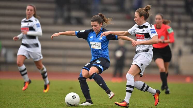 Lina Bürger (TSG 1899 Hoffenheim) (14) setzt sich gegen Mona Lohmann (Borussia Mönchengladbach) (7) durch, Fussball, Allianz Frauen-Bundesliga, Borussia Mönchengladbach - TSG 1899 Hoffenheim, xmkx