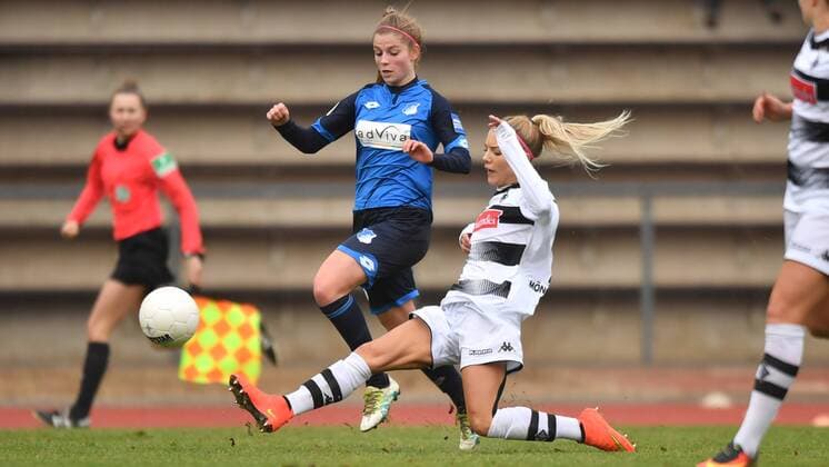 Vanessa Wahlen (Borussia Mönchengladbach) (17) kann den Ball vor Tabea Waßmuth(TSG 1899 Hoffenheim) (28) klären, Fussball, Allianz Frauen-Bundesliga, Borussia Mönchengladbach - TSG 1899 Hoffenheim, xmkx