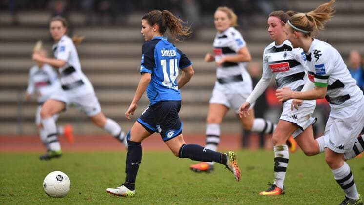 Lina Bürger (TSG 1899 Hoffenheim) (14) enteilt Kelly Simons (Borussia Mönchengladbach) (11) Julia Koj (Borussia Mönchengladbach) (2), Fussball, Allianz Frauen-Bundesliga, Borussia Mönchengladbach - TSG 1899 Hoffenheim, xmkx