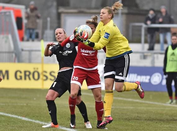 18.12.2016, xblx, Fussball 1.Bundesliga Damen, 1.FFC Frankfurt - SC Sand, emspor v.l. Mandy Islacker (1.FFC Frankfurt), Jana Vojtekova (SC Sand), Carina Schlueter (SC Sand) Frankfurt am Main