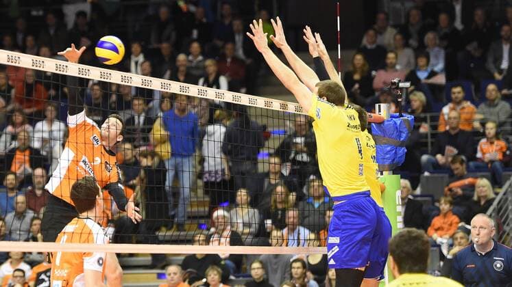 Volleyball, Herren, Saison 2016 17, 1. Bundesliga, BR Volleys - VfB Friedrichshafen, Steven Marshall (Nr. 2, Berlin Recycling Volleys), Andreas Takvam (Nr. 4, VfB Friedrichshafen), Simon Tischer (Nr. 10, VfB Friedrichshafen), 18.12.16,