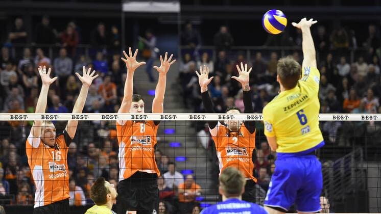 Volleyball, Herren, Saison 2016 17, 1. Bundesliga, BR Volleys - VfB Friedrichshafen, Wouter ter Maat (Nr. 16, Berlin Recycling Volleys), Graham Vigrass (Nr. 8, Berlin Recycling Volleys), Steven Marshall (Nr. 2, Berlin Recycling Volleys), Michal Finger (Nr. 6, VfB Friedrichshafen), 18.12.16,