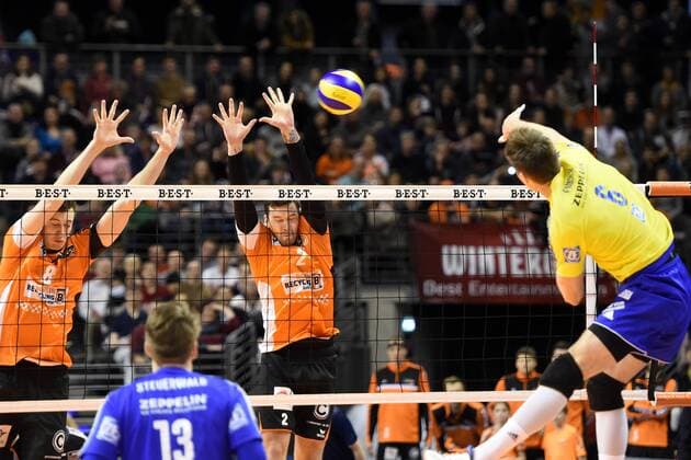 Volleyball, Herren, Saison 2016 17, 1. Bundesliga, BR Volleys - VfB Friedrichshafen, Graham Vigrass (Nr. 8, Berlin Recycling Volleys), Steven Marshall (Nr. 2, Berlin Recycling Volleys), Michal Finger (Nr. 6, VfB Friedrichshafen), 18.12.16,