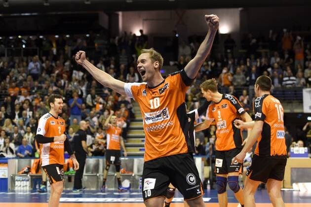 Volleyball, Herren, Saison 2016 17, 1. Bundesliga, BR Volleys - VfB Friedrichshafen, Jubel nach einem Punktgewinn, Sebastian Kühner (Nr. 10, Berlin Recycling Volleys), Steven Marshall (Nr. 2, Berlin Recycling Volleys), Luke Perry (Nr. 4, Berlin Recycling Volleys), Robert Kromm (Nr. 3, Berlin Recycling Volleys), Wouter ter Maat (Nr. 16, Berlin Recycling Volleys), 18.12.16,