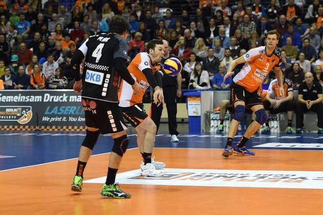 Volleyball, Herren, Saison 2016 17, 1. Bundesliga, BR Volleys - VfB Friedrichshafen, Luke Perry (Nr. 4, Berlin Recycling Volleys), Steven Marshall (Nr. 2, Berlin Recycling Volleys), Robert Kromm (Nr. 3, Berlin Recycling Volleys), 18.12.16,