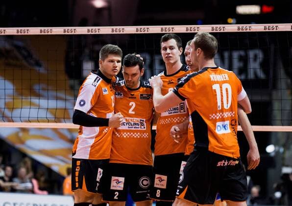 Berlin, Deutschland, 18.12.2016: Volleyball Bundesliga Saison 2016 2017 - Berlin Recycling Volleys - VfB Friedrichshafen. Jubel Ruben Schott (BR Volleys 13), Steven Marshall (BR Volleys 2), Graham Vigrass (BR Volleys 8), Sebastian Kühner Kuehner (BR Volleys 10)